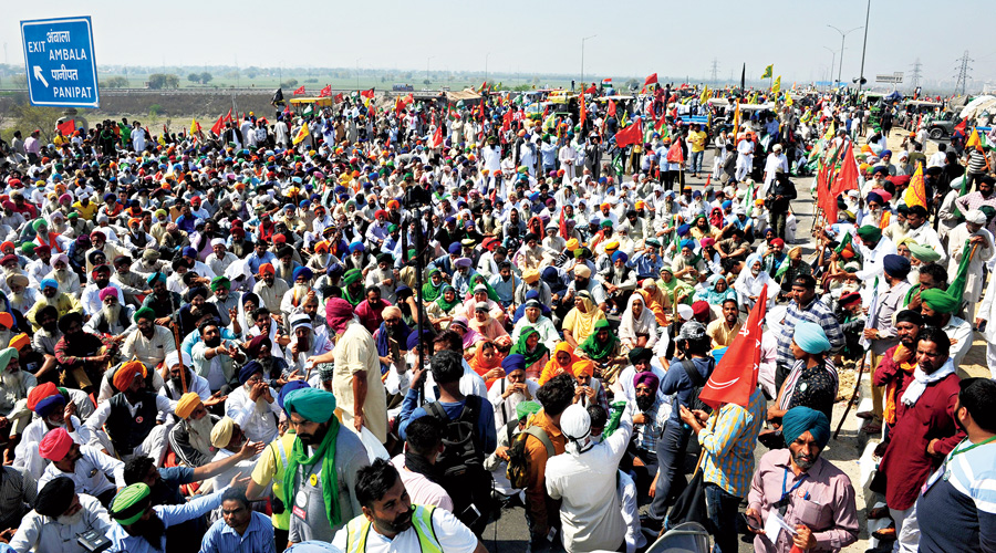 Farmers gather on Delhi-Haryana border.