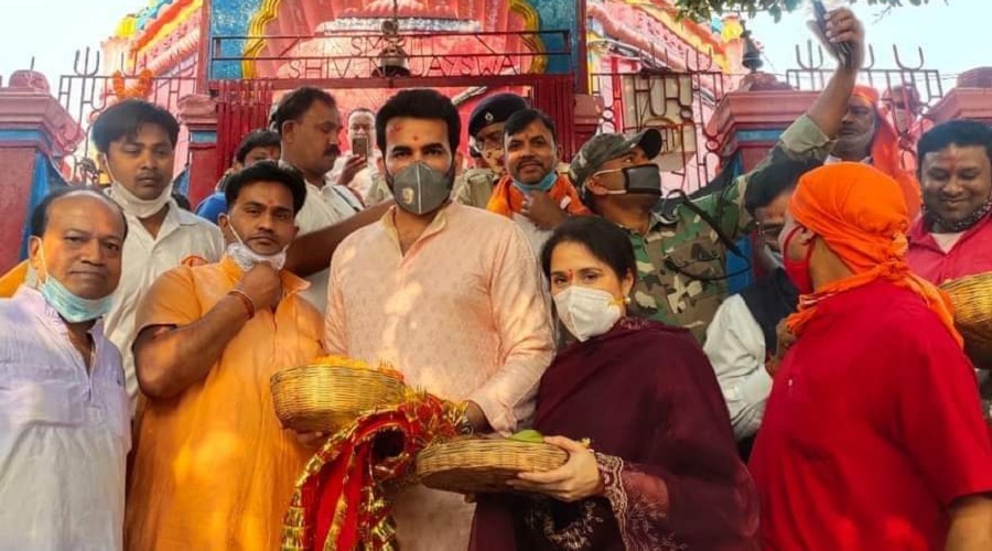 Zaheer Khan with his wife in Rajrappa on Tuesday.