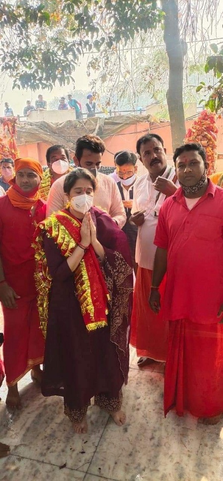Sagrika and Zaheer prays at the temple.