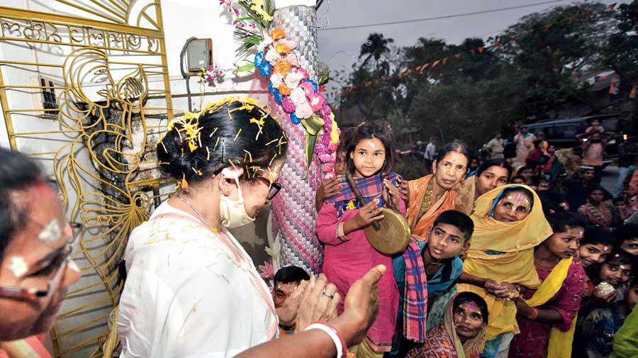 People shower flowers on Mamata in Nandigram