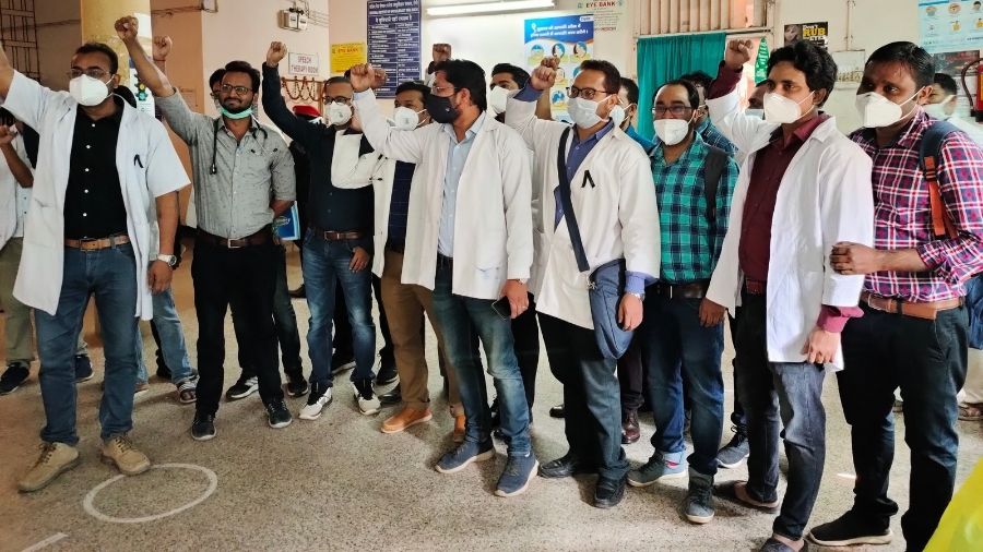 Doctors raise slogans at Rajendra Institute of Medical Sciences (RIMS) in Ranchi on Wednesday on the second day of their strike to demand salary arrears as per the Seventh Pay Commission. By the evening, RIMS doctors decided to call off their strike after talks with the hospital director and the state health secretary. 