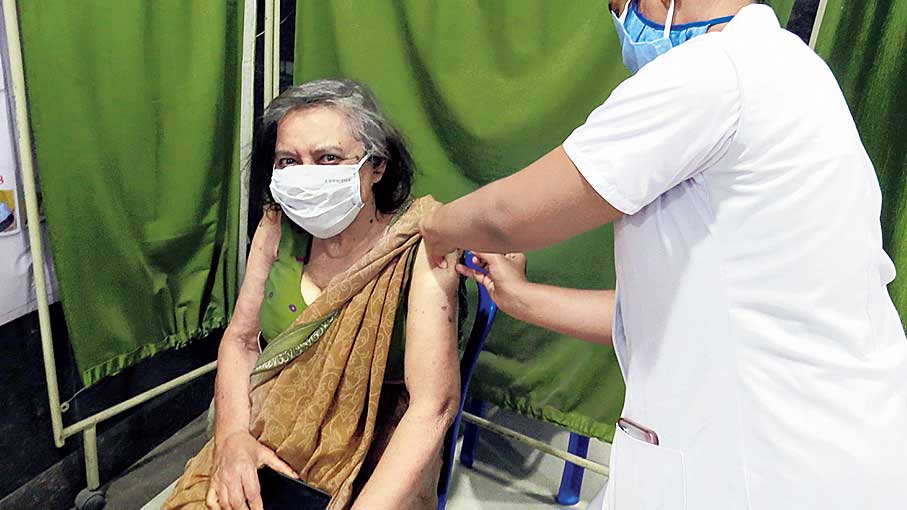 An octogenarian takes the jab at Bidhannagar Subdivisional Hospital.