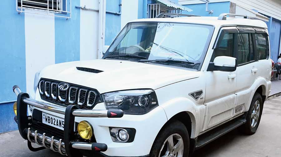 The SUV used by Mamata at the time of the incident in Nandigram was parked outside her residence in Calcutta on Thursday. The car was shown to journalists by Trinamul leader Firhad Hakim to debunk the theory that the vehicle had hit an iron beam by the road and that was why the chief minister had suffered the injury to the leg. Hakim said the vehicle didn’t have any scratch and hence, the accident theory was wrong