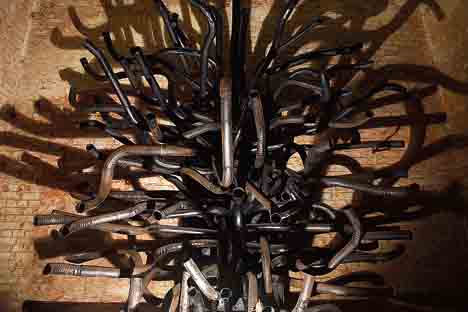 A “goddess form” made of silencer pipes, which emits smoke. This is Narayan’s interpration of the unaddressed issues, spiralling out of control, keeping us away from the altar of godly bliss.