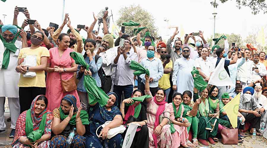 Participants in the mahapanchayat organised by the Samyukta Kisan Morcha in Calcutta  on Saturday. 