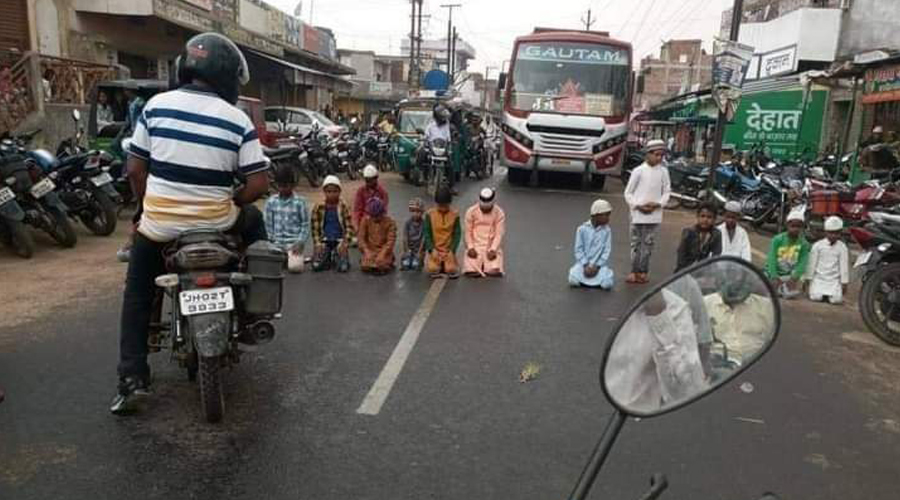 The picture of the children offering namaz on road in Hazaribagh on Friday went viral on social media. 