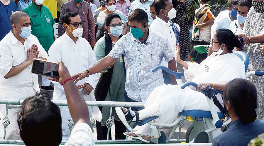 Mamata being lifted onto the dais. 