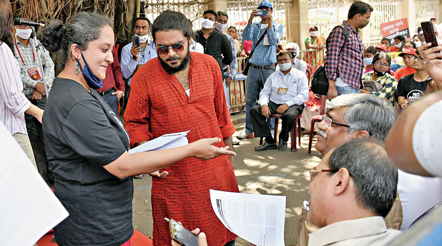  Students, activists, self-help groups join demonstration  - Bank protest unlocks a vault of distress