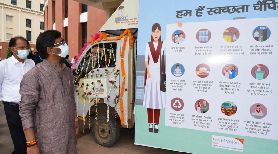 The CM taking a look at the awareness chariot through which children will also be informed about the guidelines of the government for preventing Covid-19 transmission. 