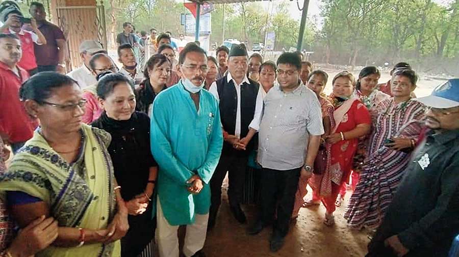 Gorkha Janmukti Morcha leaders Bimal Gurung and Roshan Giri campaign at a temple