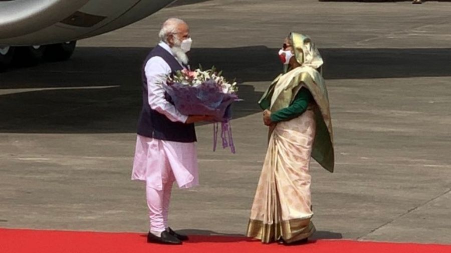 Modi arrives in Dhaka