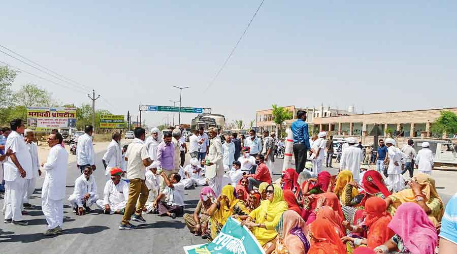    Farmers' protest: Gujarat cops drag leader from news meet -police told,  permission was required as it was related to the Bharat Bandh