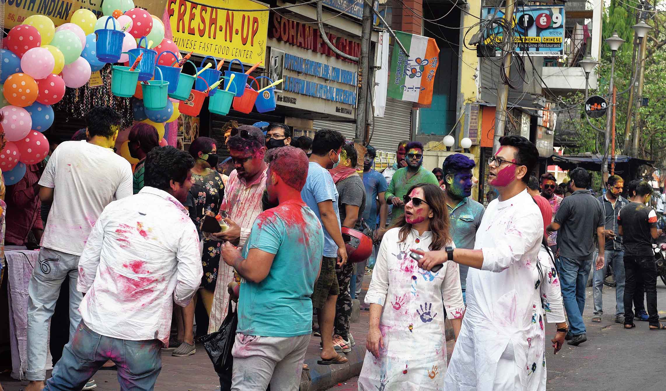 A crowd outside a shop selling thandai at Golpark. Pictures by Pradip Sanyal