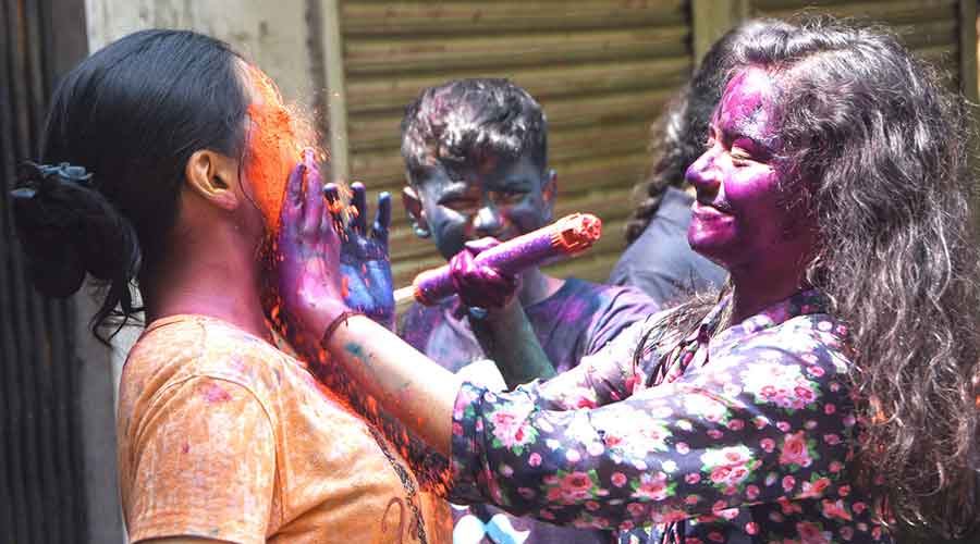 Girls smear gulal on each other in Dhanbad 