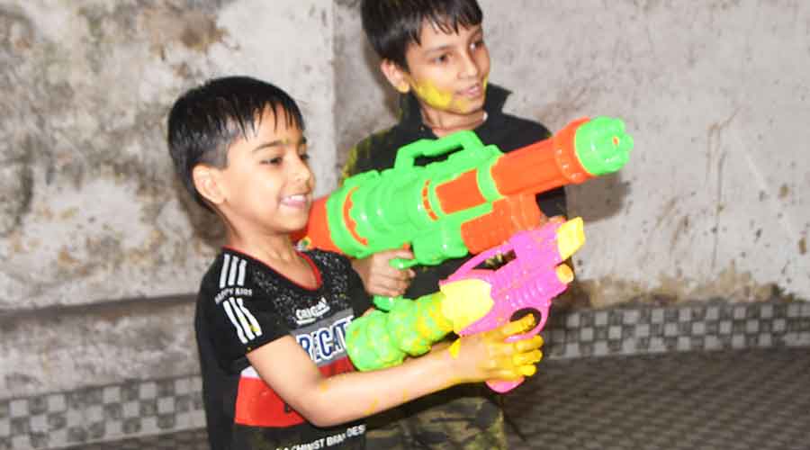 Children play with pitchkaris in Dhanbad 