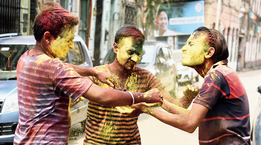    Holi: Housing complexes stick to rules, not others - played with colours without adhering to the safety protocols despite a sharp rise in the number of Covid cases