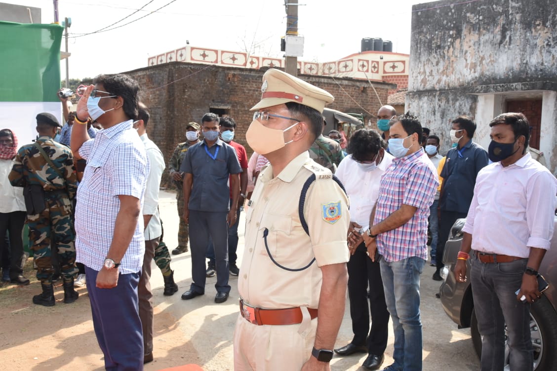 Ramgarh district police force present Hemant wit the the Guard of Honour on Tuesday.
