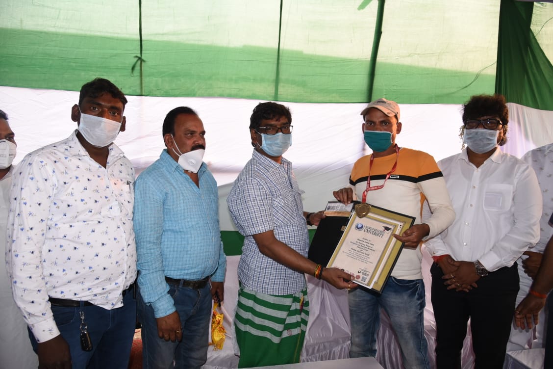 Ramgarh politicians welcome Hemant to the district on Tuesday 