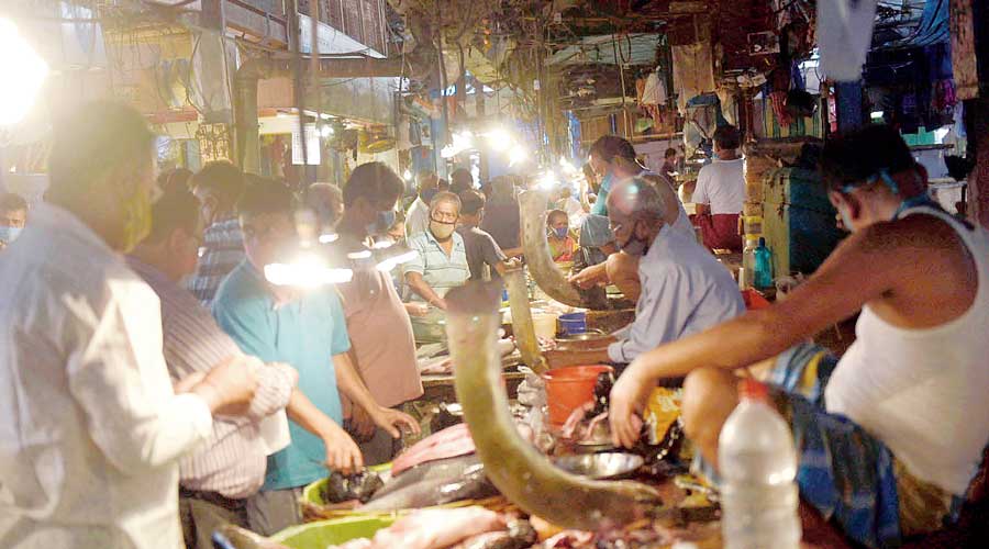 A crowded Maniktala Market at 9am.