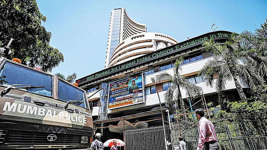 On the Sensex chart, Maruti, Infosys, Tech Mahindra, ITC, Reliance, L&T, UltraTech Cement and HDFC were the major losers, dropping as much as 2.62 per cent.