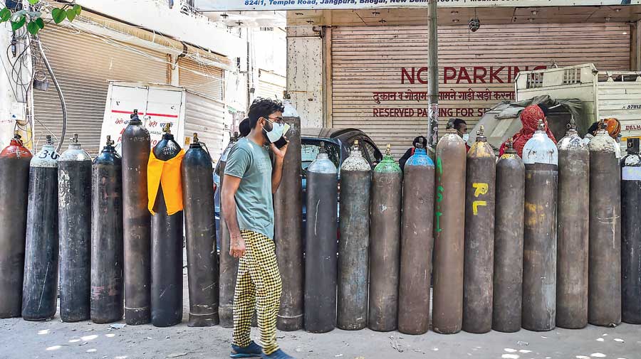 Supreme Court protects Centre from Delhi HC contempt notice over oxygen shortage Supreme Court protects Centre from Delhi HC contempt notice over oxygen shortage