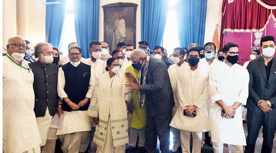 Mamata and other Trinamul Congress leaders with governor Jagdeep Dhankhar after the swearing-in