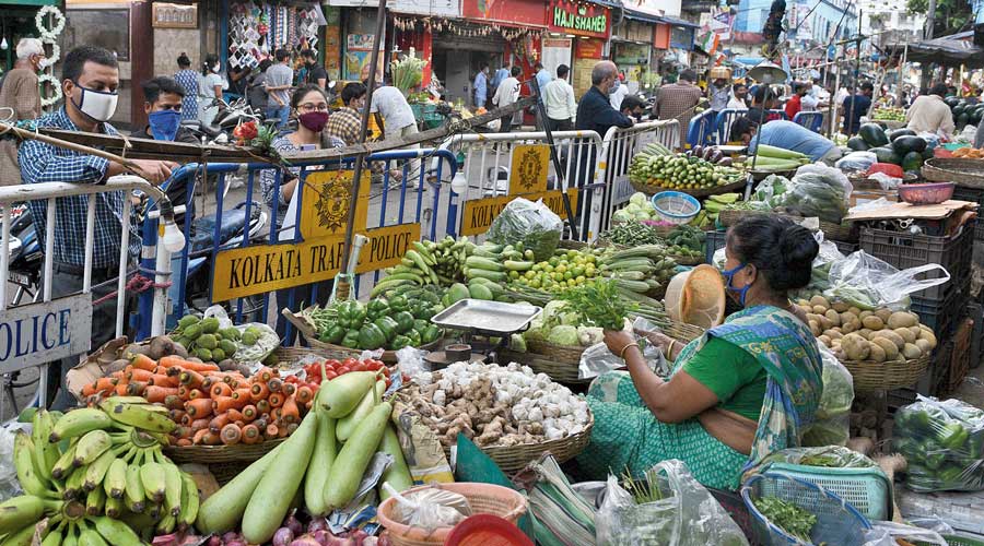 Maniktala market | Police personnel face challenges to execute market ...