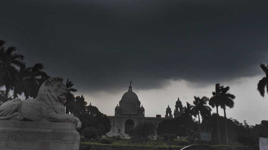 Thunderstorm, heavy rain lashes Calcutta, one electrocuted to death Thunderstorm, heavy rain lashes Calcutta, one electrocuted to death
