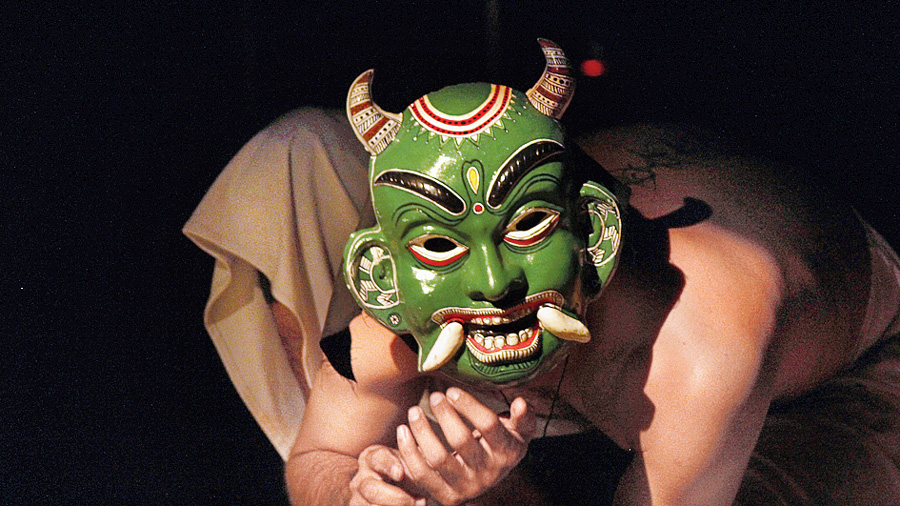 A moment from Raavana in Ten Minds by Harshal Vyas, presented by the Chidakash Kalalay and Bengal Repertory at the Padatik Little Theatre.