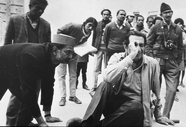 Satyajit Ray at the shoot of Sonar Kella in Rajasthan.