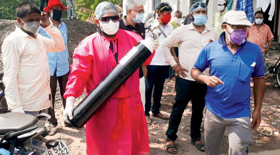    CPM’s Red Volunteers bring oxygen to BJP MLA Parthasarathi Chatterjee