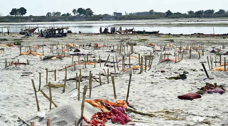    Suspected Covid corpses in the Ganga triggers fears of water contamination