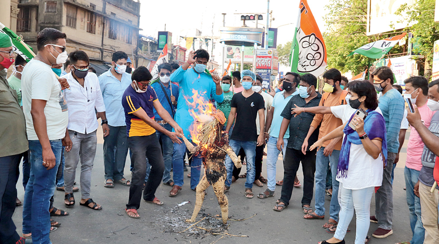 Trinamul Congress workers burn an effigy in Burdwan on Monday to protest the ministers’ arrest. 