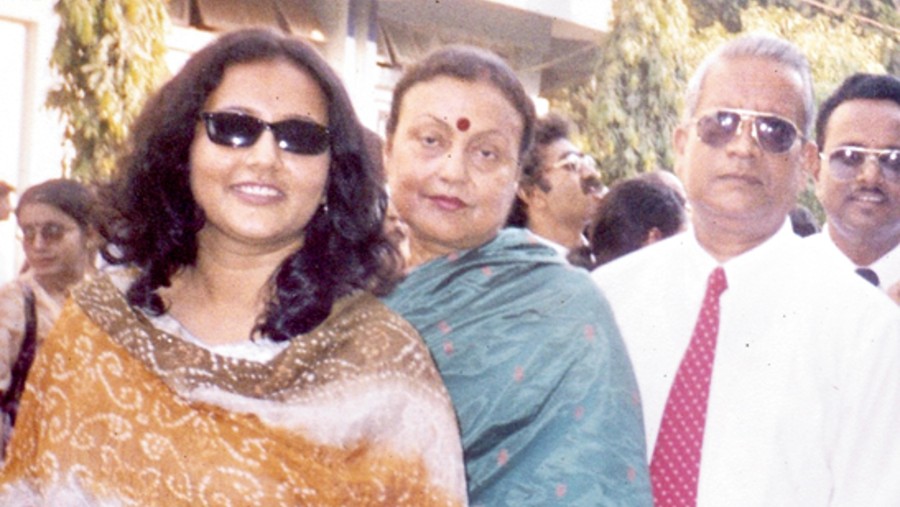(L-R) Roopsha with her mother Susmita and father Ratan Dasgupta