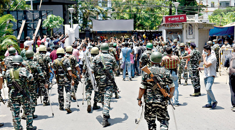    Narada case: Calcutta police probe ‘riot’ outside CBI office, arrests four