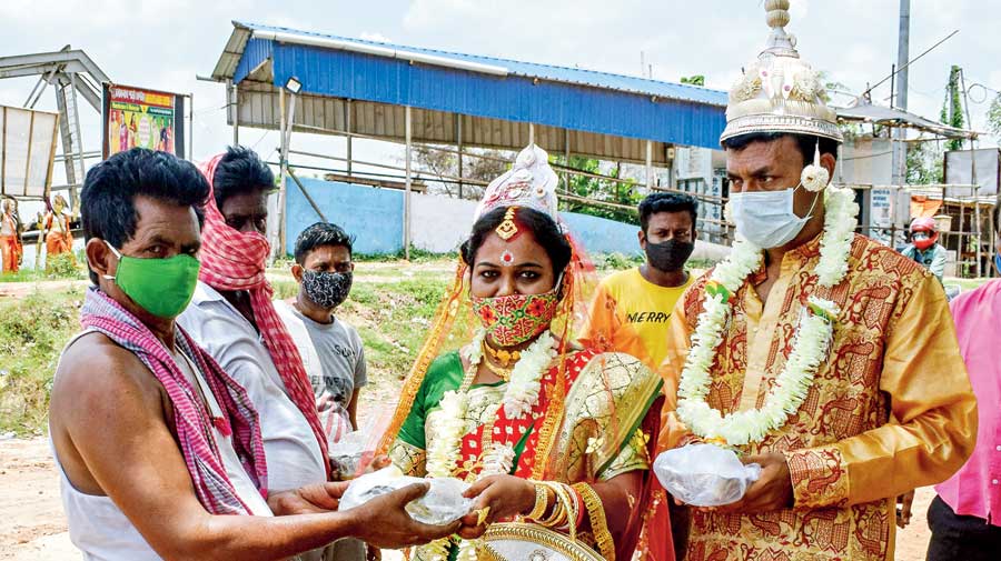  Amit Ghosh and Moumita Ghosh, a newly-wed couple from Nadia’s Santipur, opted out of having a reception for their marriage ceremony on Friday and instead distributed catered food in packets to over 100 needy persons in the area.
