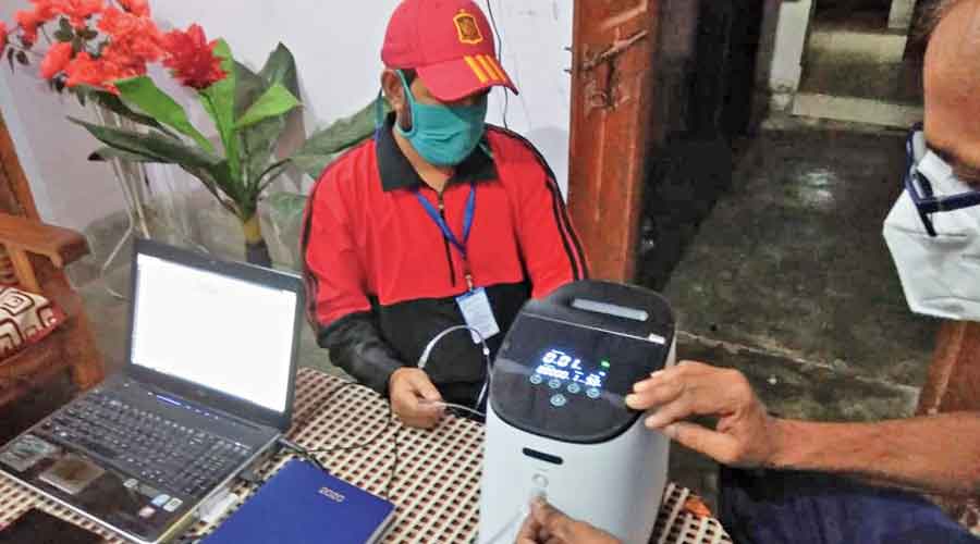 The members of Al-Rahmat Foundation, Ranchi watching an oxygen concentrators