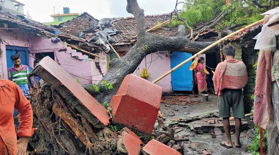 Cyclone Yaas: ‘Tornado-like’ storm wreaks havoc near Calcutta ...