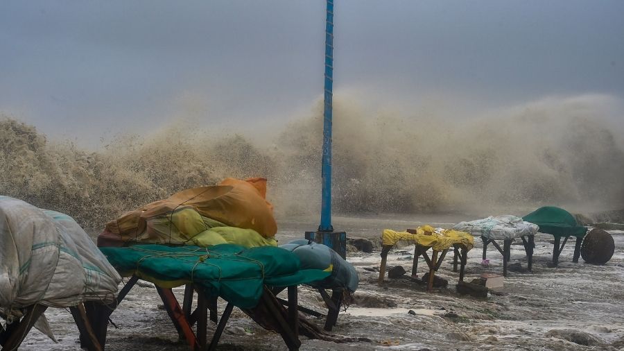 Waves crash at the shore as Yaas makes landfall near Bay of Bengal in East Midnapore district on Wednesday.