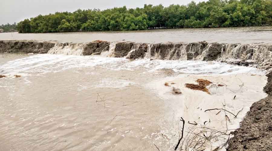    Cyclone Yaas lashes Bengal coast, floods 4 districts- East Midnapore, Howrah, North and South 24 Parganas got marooned