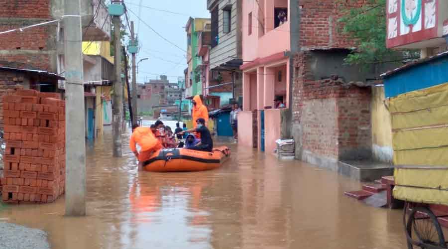 NDRF personnel carry out rescue operations in Bagbera.