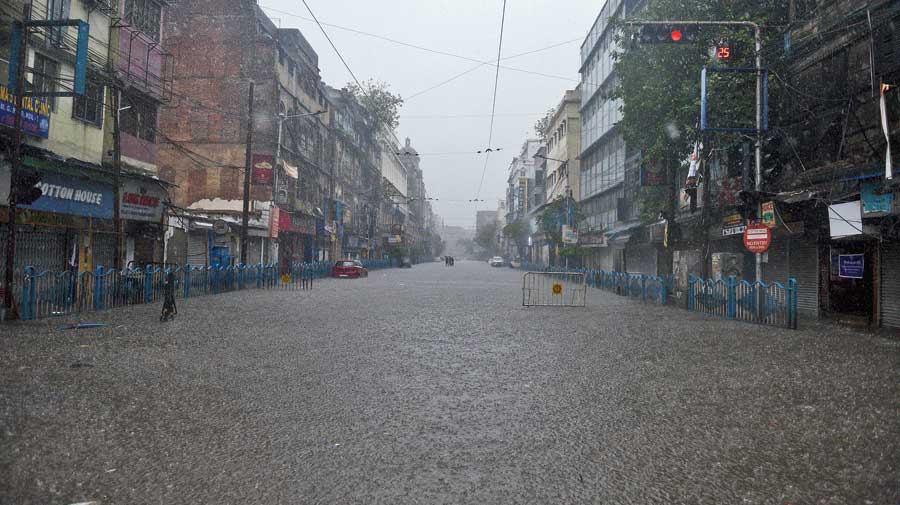  Possible thunderclouds over city on Friday too : Torrential downpour in Calcutta on day after storm