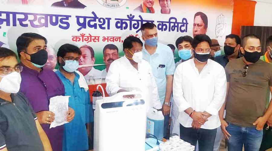 Congress president Rameshwar Oraon(center) at the launch of the oxygen bank at party headquarters in Ranchi on Saturday. 