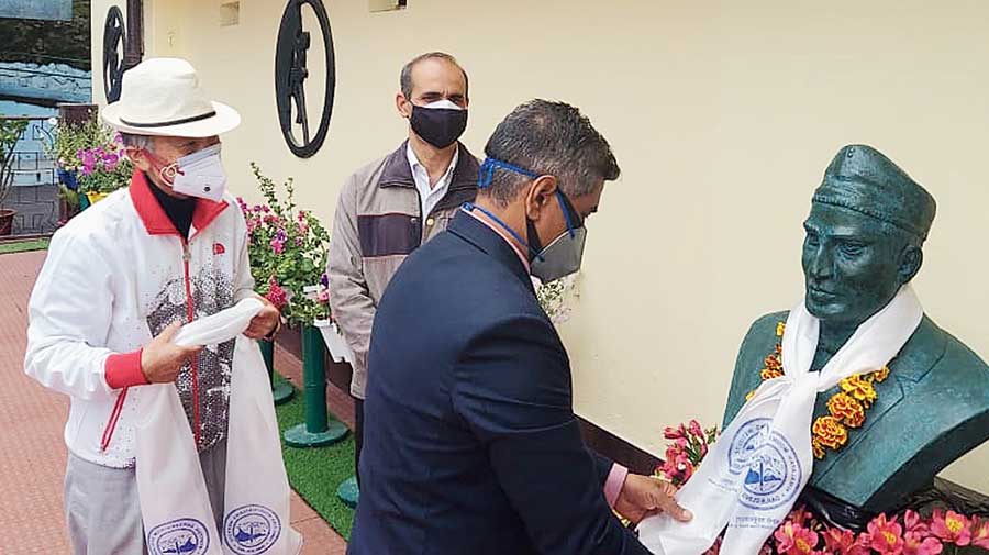 Group Captain Jai Kishan, the principal of HMI, unveils the bust of Radhanath Sikdar at HMI in Darjeeling on Saturday. 