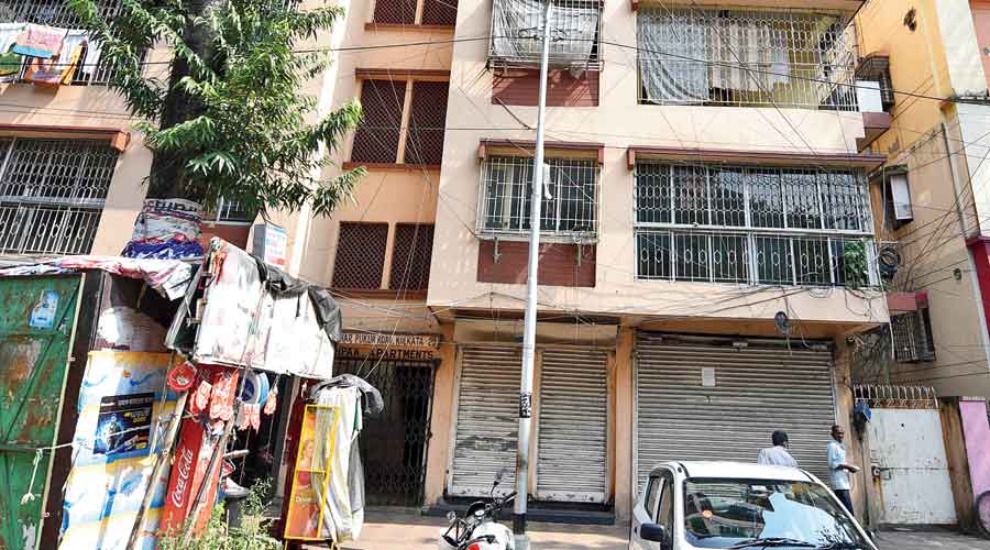 The building on Manoharpukur Road where he lived with his wife and daughter in an apartment