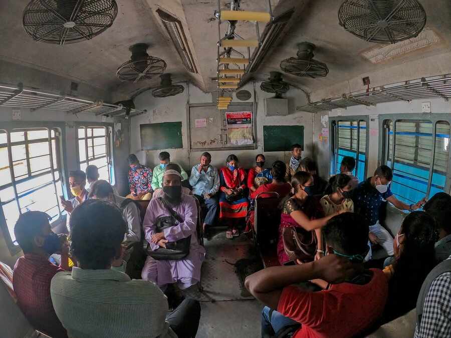 Passengers inside a local train compartment. West Bengal chief minister Mamata Banerjee had suspended local train services in May this year in view of the Covid-19 pandemic