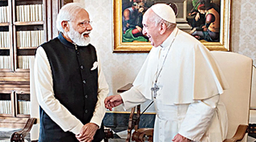 Prime Minister Narendra Modi meets Pope Francis at the Vatican City. 