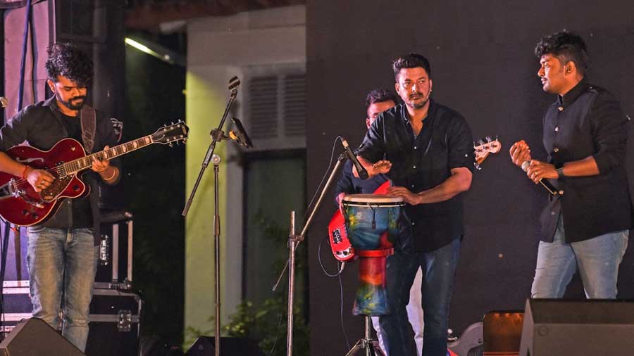 Jisshu and The Retrodictions perform at Tollygunge Club