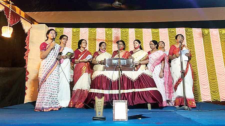 Agomoni songs performed on stage on Sashthi at BE Block, New Town