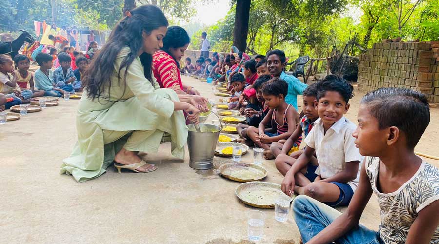 Preity Pathak (in light green salwar-kamij) serving meal among the snake charmers family and poor children of Bediatola at Pradhankhanta in Dhanbad to celebrate Diwali on Thursday